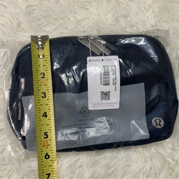 🔥1 Day Sale🔥NWT Lululemon Athletica Everywhere belt bag, (Large) 2L, True Navy - Picture 8 of 16